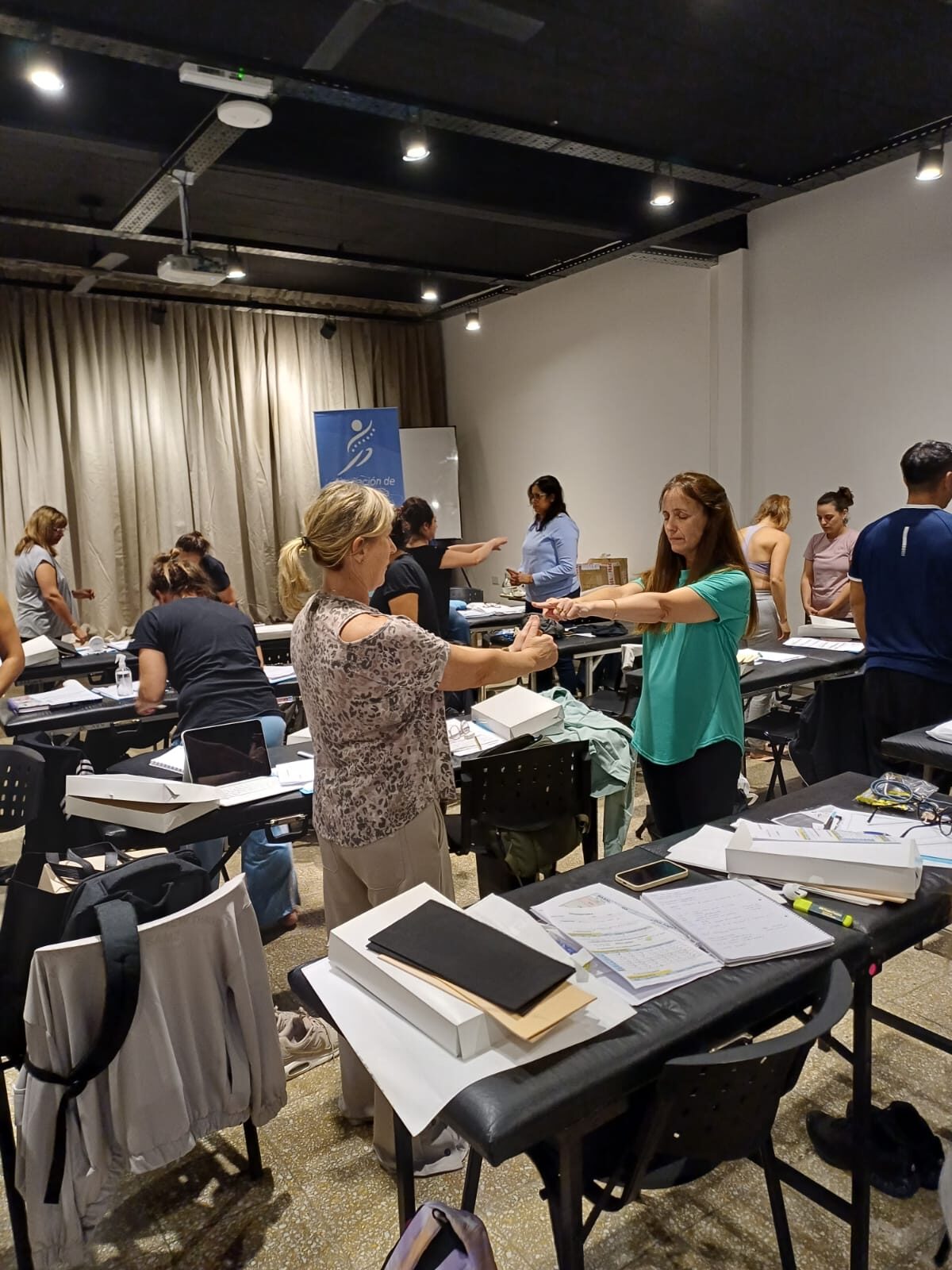 Participantes trabajando en parejas durante el curso