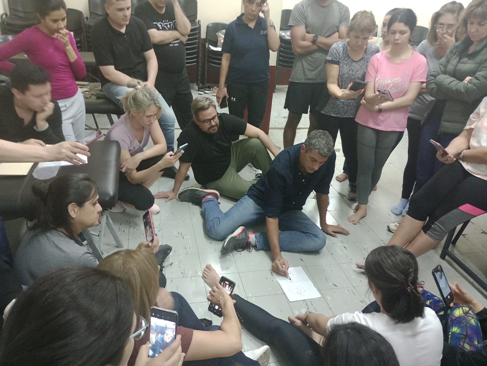 Participantes del Curso Anual de Posturología Clínica durante una actividad práctica