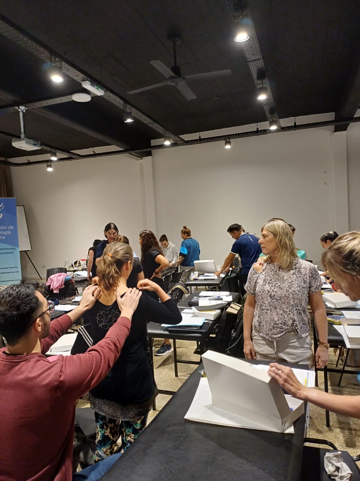 Participantes realizando prácticas clínicas en el curso
